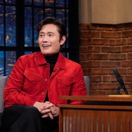 米トーク番組に出演したイ・ビョンホン、新作映画の裏話でスタジオを沸かした！