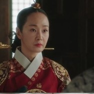 『世子が消えた』で優雅さとカリスマを放つ大妃ミョン・セビンの“凄み”