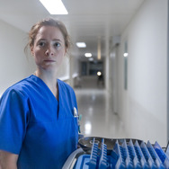 『ナースコール』© 2025 Zodiac Pictures Ltd / MMC Zodiac GmbH