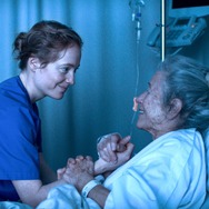 『ナースコール』© 2025 Zodiac Pictures Ltd / MMC Zodiac GmbH