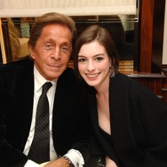 ヴァレンティノ・ガラヴァーニとアン・ハサウェイ Photo by Steve Eichner/WWD/Penske Media via Getty Images