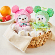 ユニベアシティ ぬいぐるみキーチェーン専用 シークレットポンチョ（もも、メロン）　各2,400円／© Disney