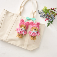 ユニベアシティ ぬいぐるみキーチェーン専用 ポンチョ（さくらんぼ）　3,300円／© Disney