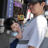 18歳年下の日本人女性と結婚した俳優シム・ヒョンタク、2人目も楽勝!? 札幌で“パパ抱っこ”
