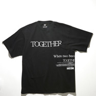 『トゥギャザー』公式グッズTOGETHER PHOTO TシャツB© 2025 Project Foxtrot, LLC 　