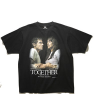 『トゥギャザー』公式グッズTOGETHER PHOTO TシャツA© 2025 Project Foxtrot, LLC