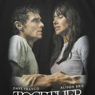 『トゥギャザー』公式グッズTOGETHER PHOTO TシャツA© 2025 Project Foxtrot, LLC