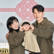 俳優シム・ヒョンタクの愛息ハルくん、最年少広報大使に！家族3人で初の公の場に登場