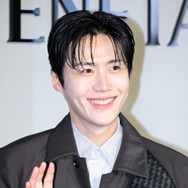 キム・ソンホ、忙しすぎて激痩せ中…!? “世界1位”をとった「えくぼスマイル」は健在！【独占写真】