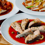 「桜・グランピングブッフェ」ハーブでマリネしたサーモンのオーブン焼き　プロヴァンサルソース