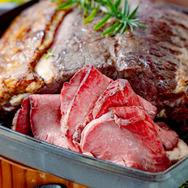 「桜・グランピングブッフェ」ローストビーフ ラクレットスタイル