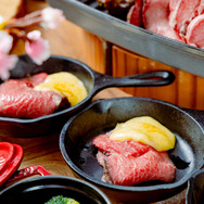 「桜・グランピングブッフェ」提供はスキレットで