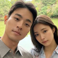 “妙にリアル” シン・セギョン、パク・ジョンミンの密着ショット、少女時代スヨンも大興奮！【写真】