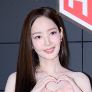 パク・ミニョンのデコルテ輝く黒ドレス姿にうっとり…控室での「素顔ショット」【写真あり】