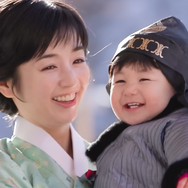 俳優シム・ヒョンタクの愛息ハルくん、1歳の誕生日の様子は？サヤさん＆日本の祖父母も総出動！