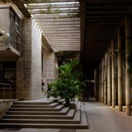 『誓い 建築家 B・V・ドーシ』