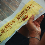 『ドランクヌードル』© 2025 Lucio Castro Inc.