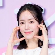 “公開恋愛中”のハン・ジミン、紹介デートもあり!? 新ドラマ制作発表会で「メリットに気づいた」