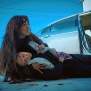 白い車に乗った女 5枚目の写真・画像