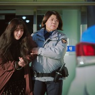 白い車に乗った女 6枚目の写真・画像