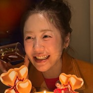 コ・ヒョンジョン、“すっぴん美貌”で幸せを噛み締めた！誕生日パーティーで少女のような笑顔【PHOTO】