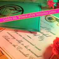 金のインクを使用したオズへの招待状(C) Universal City Studios LLC. All Rights Reserved.