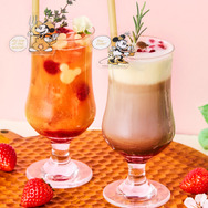 ラズベリー&ピンクグレープフルーツのフラワーソーダ〈Mickey〉左／ベリーショコラータ〈Minnie〉右©Disney