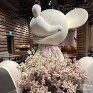 店内のミッキーマウスをイメージしたスタチューが春デザインに。写真は去年の様子。©Disney