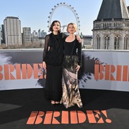 マギー・ギレンホール監督＆ジェシー・バックリー『ザ・ブライド！』©2026 Warner Bros. Entertainment Inc. All Rights Reserved.