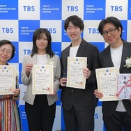 「PACKAGE」右から、仲村弦己（なかむらげんき）前田志門（まえだしもん）上野詩織（うえのしおり）境田博美（さかいだひろみ）