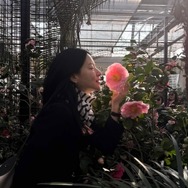 女優イ・ヨンエ、椿の庭園でエレガントさ全開！まるで“絵画のような”近況写真【PHOTO】