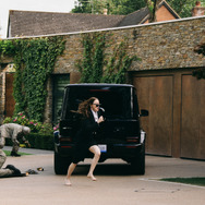 『ブゴニア』© 2025 Universal Studios. All Rights Reserved.