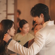 『麗』以来10年ぶりの再会！IU＆ビョン・ウソクが『21世紀の大君夫人』で魅せる完璧な“夫婦ケミ”に期待大