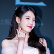 『21世紀の大君夫人』主演IU、“財閥CEO”になりきり堂々の宣言！「業界1位は逃さない」