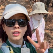 育児から解放されたパク・シネの近況。元気に登山中の姿に“ほっこり”【PHOTO】