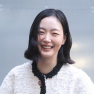 まるで映画のワンシーン…女優キム・ゴウンが最新ビジュアルの撮影で見せた、魅惑的な眼差し【PHOTO】