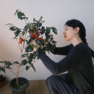イ・ヨンエ、花と過ごす豊かな日常に羨望の眼差し…椿のアート作品に“大満足”【PHOTO】