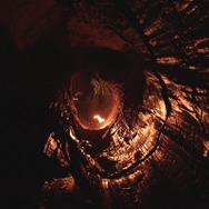 『地底への旅』(C) 2021 DOPPIO NODO DOUBLE BIND - ESSENTIAL FILMS - SOCIETE PARISIENNE DE PRODUCTION - ARTE FRANCE CINEMA