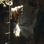 『地底への旅』(C) 2021 DOPPIO NODO DOUBLE BIND - ESSENTIAL FILMS - SOCIETE PARISIENNE DE PRODUCTION - ARTE FRANCE CINEMA