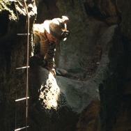 『地底への旅』(C) 2021 DOPPIO NODO DOUBLE BIND - ESSENTIAL FILMS - SOCIETE PARISIENNE DE PRODUCTION - ARTE FRANCE CINEMA