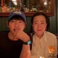 “次回作の相談？” ソン・ジュンギ、『Pachinko パチンコ』原作者と米国で親交を深めた！【PHOTO】