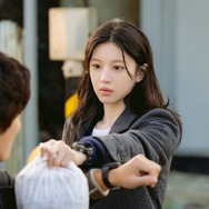 『恋の通訳～』とは真逆の雰囲気…女優コ・ユンジョン、Netflix新作で魅せた圧倒的な存在感！