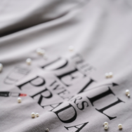 『プラダを着た悪魔』Stola.別注Tシャツ© 2025 20th Century Studios.