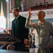 レイフ・ファインズとニコラス・ハイトナー監督『ザ・コラール 希望を紡ぐ歌』©GERONTIUS PRODUCTIONS LIMITED 2025