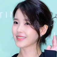 「劇中のアイテムを身につけて…」“大君夫人” IU、上品なブラックワンピ姿で登場！