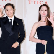 イ・ビョンホン＆イ・ミンジョン夫妻、夫婦揃って公の場に！洗練された黒のペアルックを披露【PHOTO】