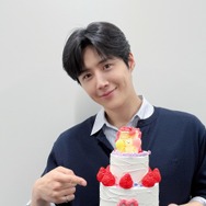 40歳になった俳優キム・ソンホ、日本での近況。誕生日ケーキを手に優しく“えくぼスマイル”【PHOTO】