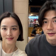 『朱蒙』女優ハン・ヘジンとキ・ソンヨン夫婦が久しぶりの再会、愛娘もパパに”ひっつき虫”【PHOTO】