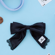 Maison de FLEUR Disney Collection「Alice in Wonderland」Alice/リボンバレッタ　カラー：Black　価格：￥4,400