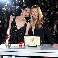 岡本多緒＆ヴィルジニー・エフィラ『急に具合が悪くなる』Kate Green Getty Images Entertainment